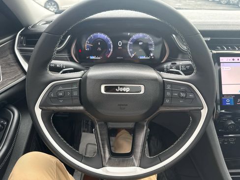 Used 2023 Jeep Grand Cherokee L Limited w/ Black Appearance Package image 22