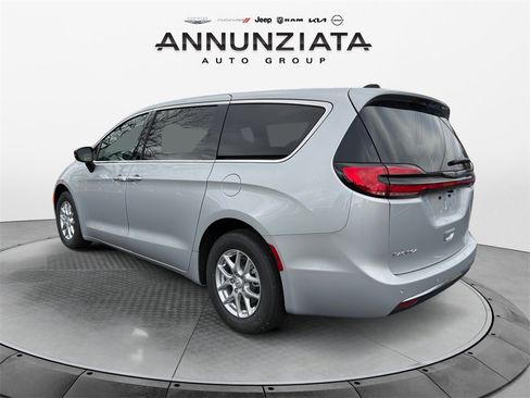 New 2026 Chrysler Pacifica Select image 3