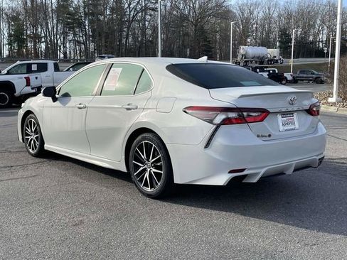 Used 2023 Toyota Camry SE image 3