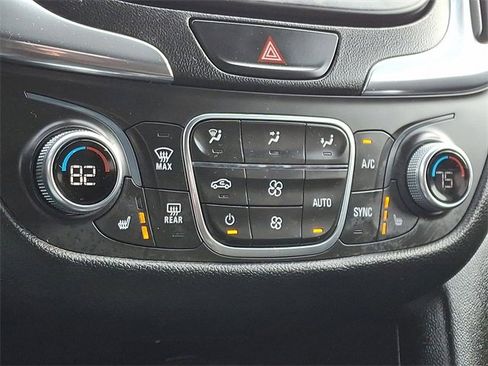 Used 2018 Chevrolet Equinox LT image 17