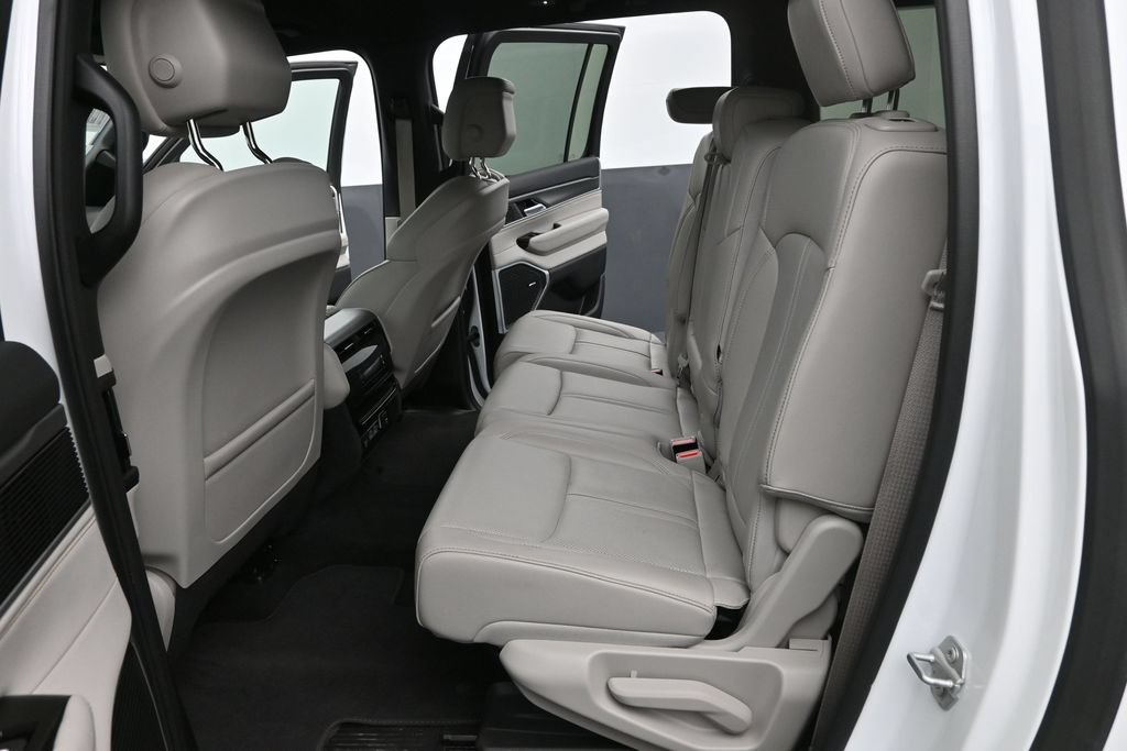 Used 2025 Jeep Wagoneer L 4WD image 19