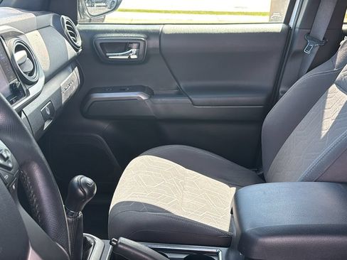 Used 2017 Toyota Tacoma TRD Sport AWD/4WD image 15