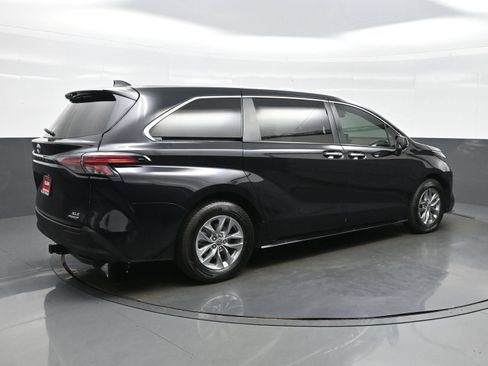 Used 2022 Toyota Sienna XLE FWD image 6