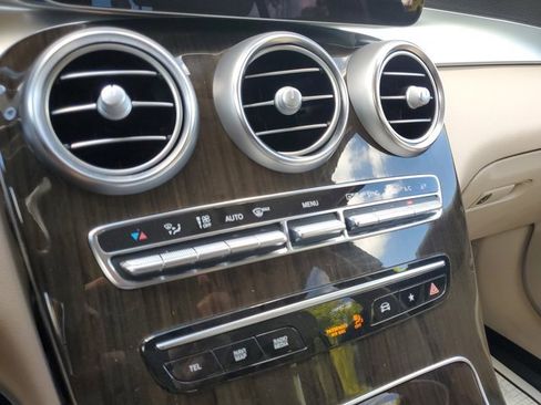 Used 2022 Mercedes-Benz GLC 300 image 32