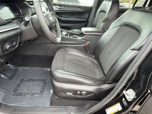 Used 2025 Jeep Grand Cherokee Altitude image 16