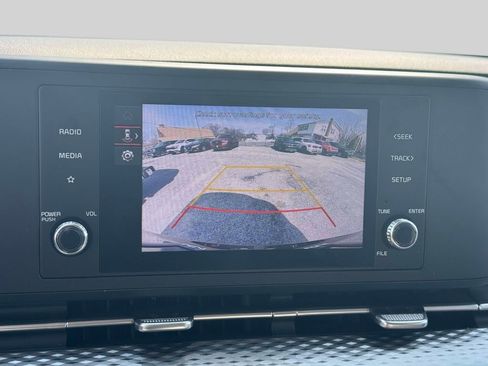 Used 2024 Kia Carnival LX image 27