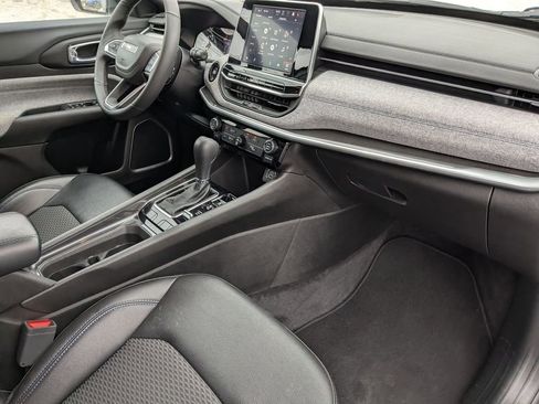 Used 2025 Jeep Compass Latitude image 35