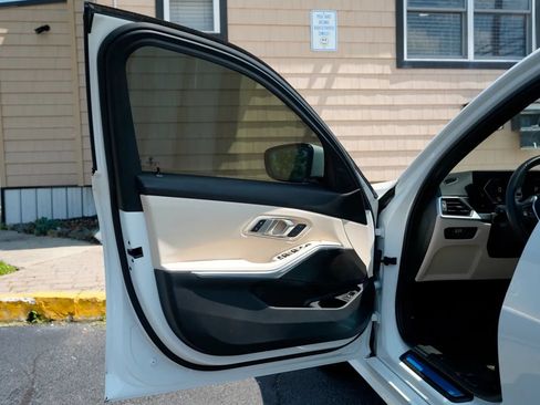 Used 2023 BMW 330i Sedan w/ Convenience Package RWD image 17