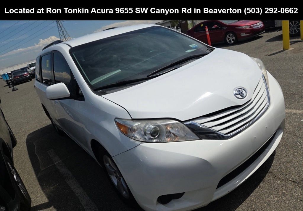 Used 2017 Toyota Sienna LE FWD image 1