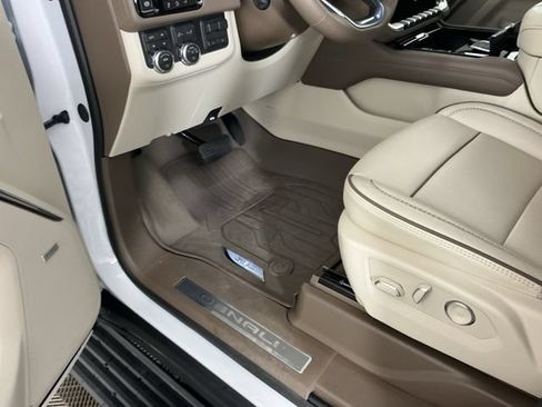Used 2026 GMC Yukon Denali w/ Denali Reserve Package AWD/4WD image 16