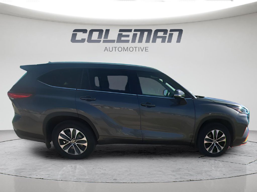 Used 2022 Toyota Highlander XLE AWD/4WD image 25