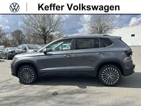 New 2026 Volkswagen Taos SE FWD image 2