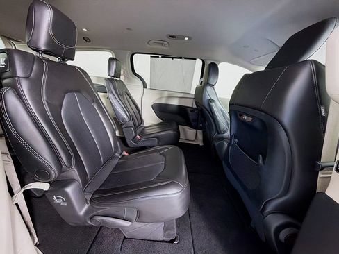 Used 2023 Chrysler Pacifica Touring-L FWD image 28