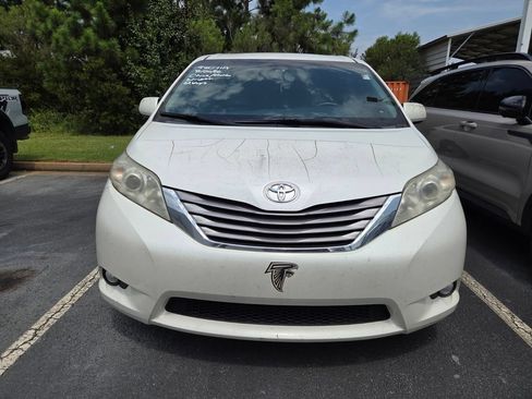 Used 2015 Toyota Sienna XLE Premium FWD image 2