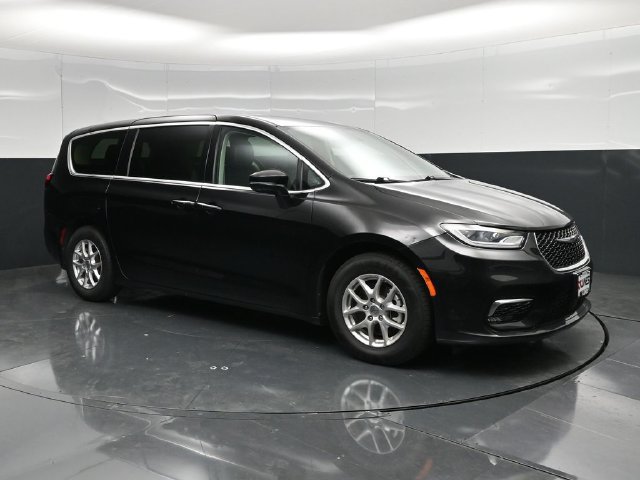 Used 2024 Chrysler Pacifica Touring-L FWD image 3