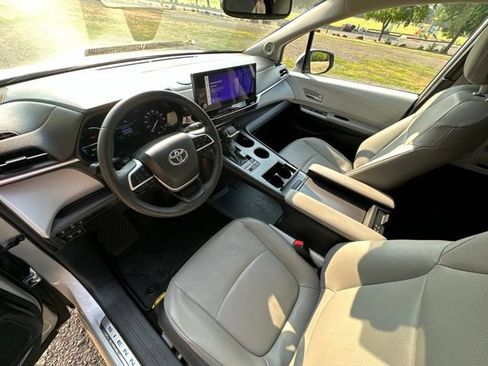 Used 2025 Toyota Sienna XLE w/ XLE Plus Package AWD/4WD image 13