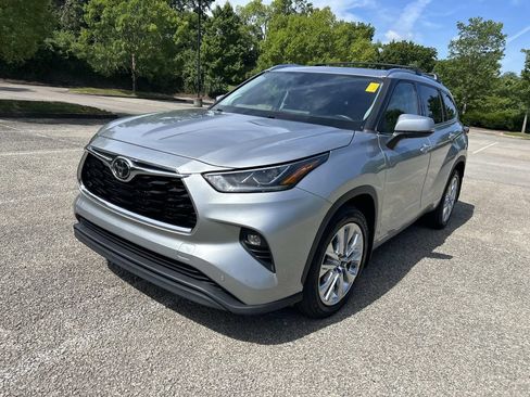 Used 2020 Toyota Highlander Limited AWD/4WD image 3