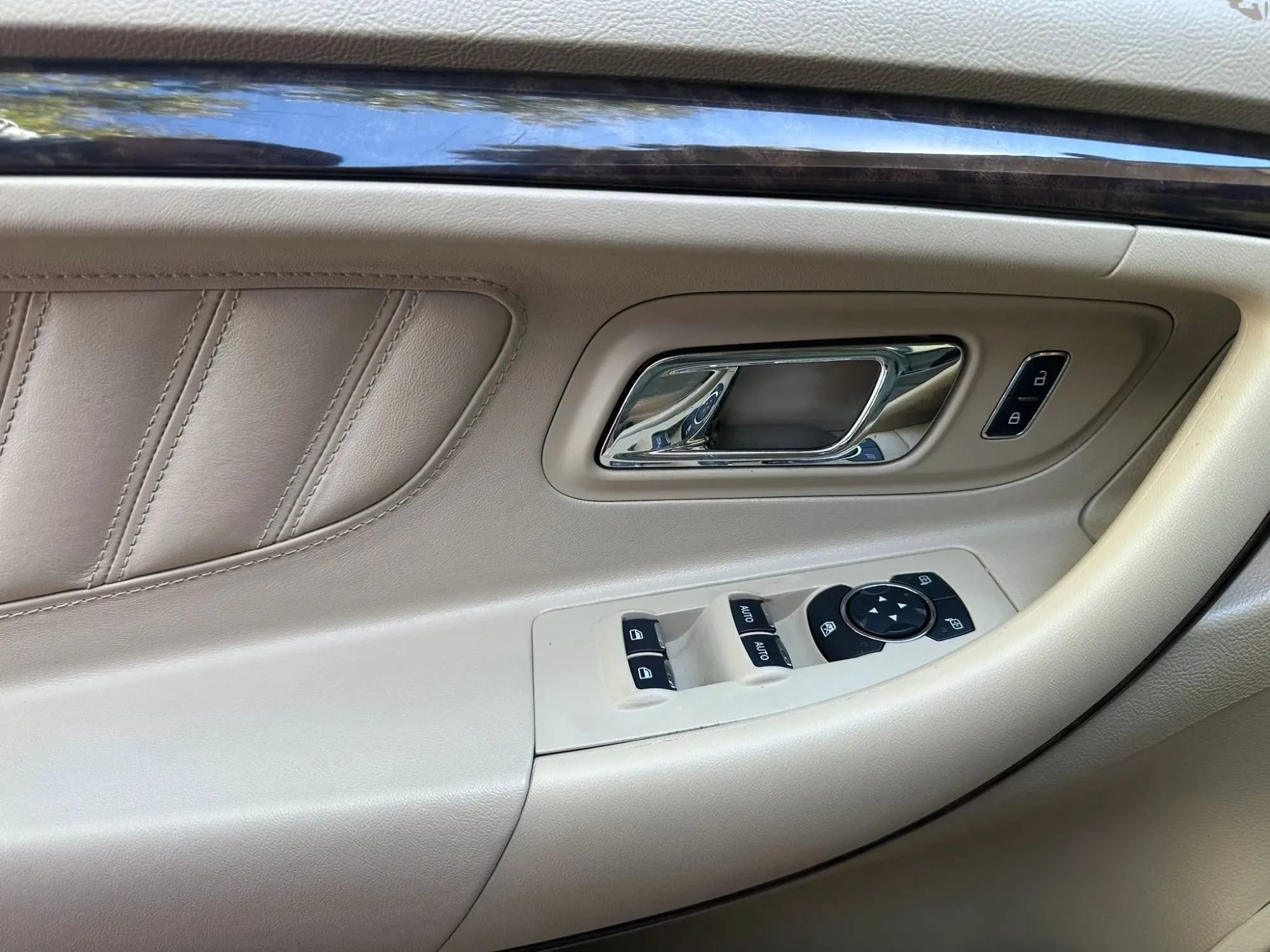 Used 2017 Ford Taurus Limited FWD image 19
