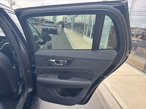 Used 2025 Volvo V60 B5 Cross Country Plus image 11