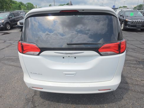 Used 2021 Chrysler Voyager LX FWD image 4
