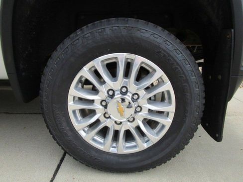 Used 2022 Chevrolet Silverado 2500 High Country w/ Z71 Off-Road Package image 9