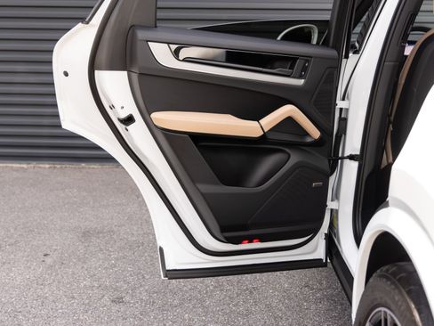 Certified 2025 Porsche Cayenne Coupe AWD/4WD image 26