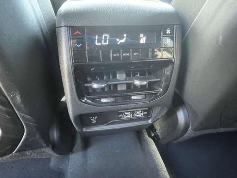 Used 2024 Jeep Grand Cherokee L Laredo image 13