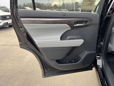 New 2026 Toyota Highlander Platinum AWD/4WD image 24