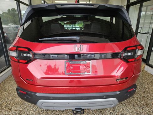 Used 2025 Honda Pilot TrailSport image 3