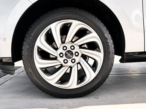 Used 2024 Lincoln Navigator L 4WD image 3