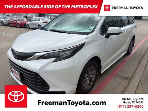 Used 2024 Toyota Sienna LE FWD image 1