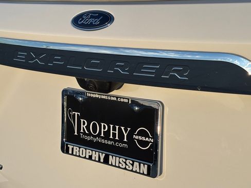 Used 2023 Ford Explorer XLT image 8