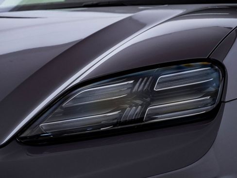 Certified 2025 Porsche Macan Electric image 7