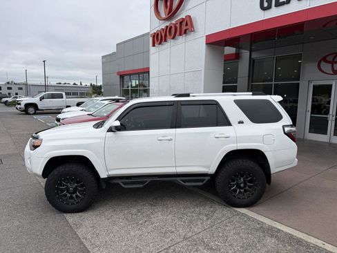 Used 2018 Toyota 4Runner SR5 AWD/4WD image 3