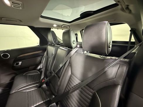 Certified 2017 Land Rover Discovery HSE image 31