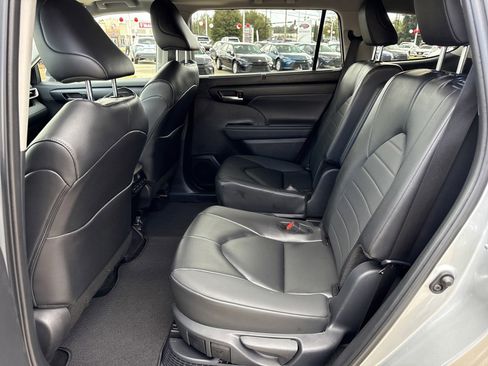 Used 2025 Toyota Highlander XLE image 13