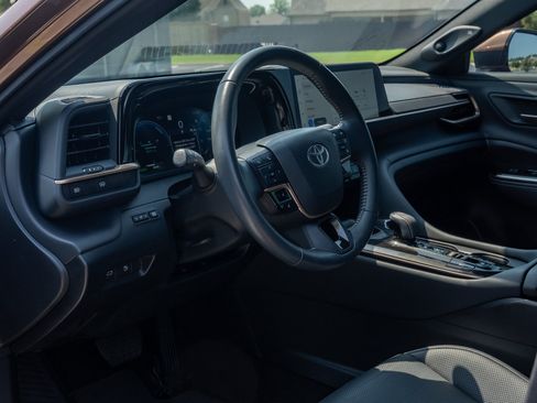Used 2025 Toyota Crown AWD/4WD image 11