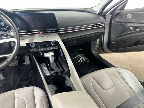 Used 2025 Hyundai Elantra Limited FWD image 19