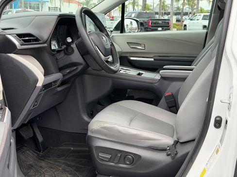 Used 2023 Toyota Sienna XLE FWD image 16