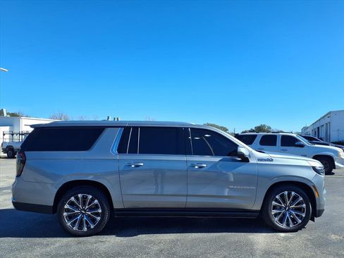 Used 2025 Chevrolet Suburban High Country image 21