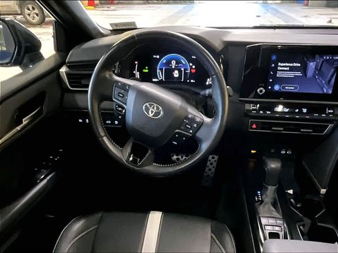 Used 2025 Toyota Camry SE image 17