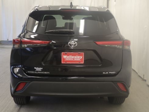 Used 2022 Toyota Highlander XLE AWD/4WD image 29