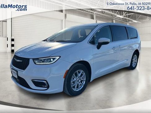Used 2023 Chrysler Pacifica Touring-L image 8