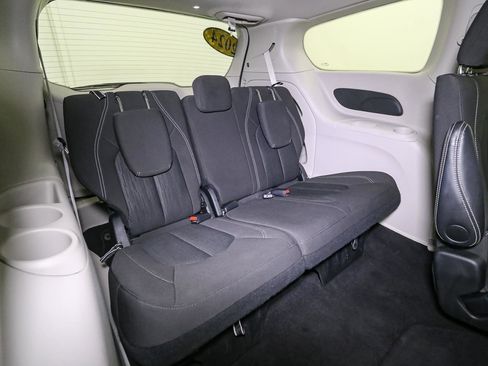 Used 2024 Chrysler Voyager LX image 21