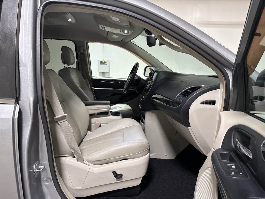 Used 2014 Chrysler Town & Country Touring-L w/ Driver Convenience Group FWD image 22