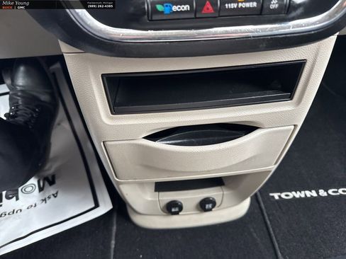 Used 2013 Chrysler Town & Country Touring image 24