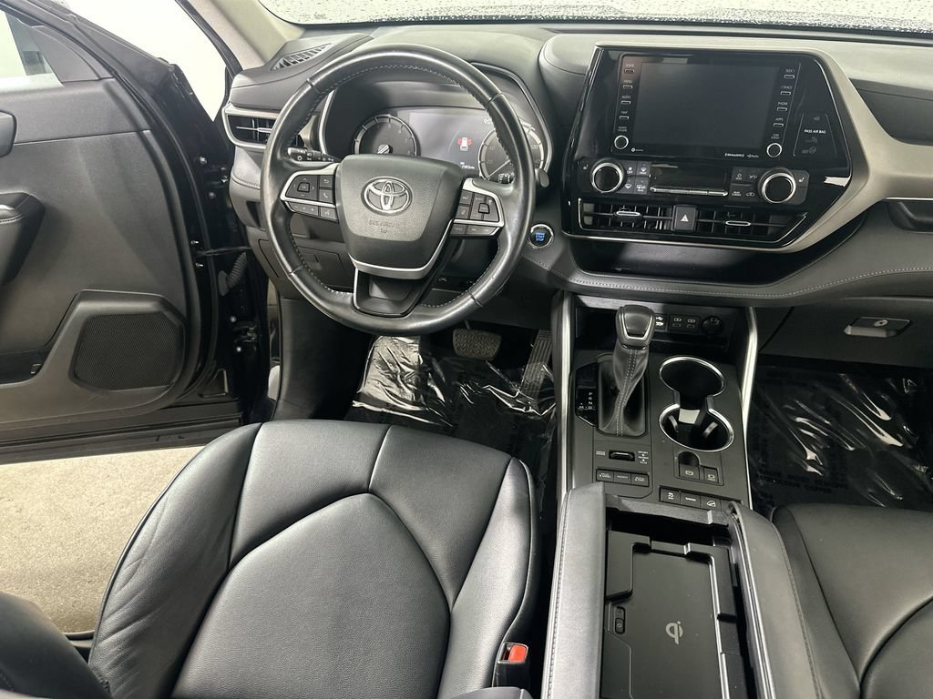 Used 2022 Toyota Highlander XLE AWD/4WD image 20