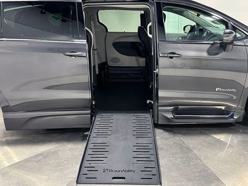 Used 2022 Chrysler Pacifica Touring-L FWD image 25
