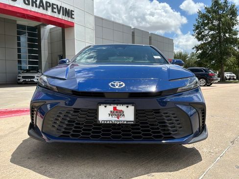 Used 2025 Toyota Camry SE FWD image 3