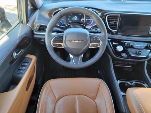 Used 2023 Chrysler Pacifica Pinnacle image 11